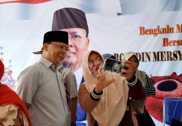 Terlihat salah satu warga mengajak berselfi dengan Gubernur Bengkulu, Rohidin Mersyah.