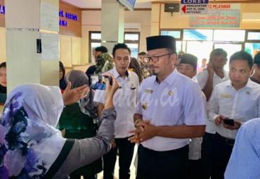 Sekda Kota Bengkulu, Marjon, M.Pd saat meninjau pelayanan di Kantor Dukcapil 
