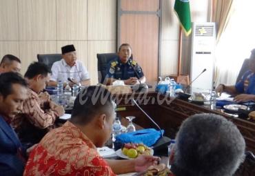 Gubernur Rohidin usai pimpin Rapat Pembahasan Antrian Kapal di Pelabuhan Pulau Baai Bengkulu, di Ruang Rapat Lantai III Kantor Gubernur Bengkulu, Kamis (21/11).