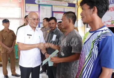Penyerahan Sertifikat tanah langsung oleh Bupati Bengkulu Selatan, Gusnan Mulyadi