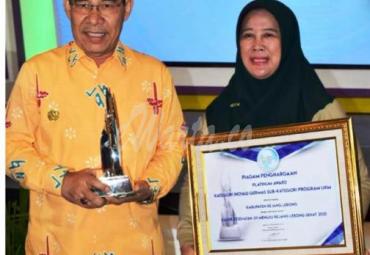Bupati Rejang Lebong H. Ahmad Hijazi menerima penghargaan Platinum Award Indo HCF
