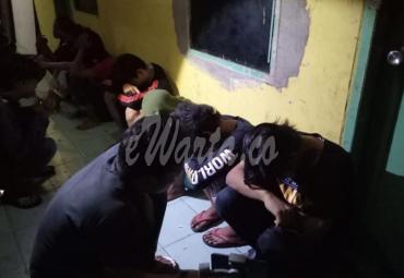 Puluhan anak muda dan pasangan kumpul kebo saat di grebek warga, Minggu dini hari.