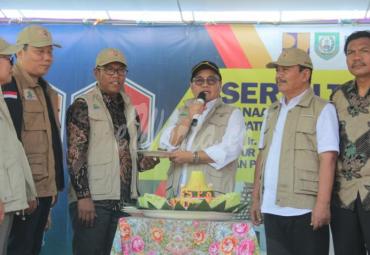 Wagub Bengkulu Dedy Ermansyah usai hadir dan resmi membuka Serah Terima Pelaksanaan Pekerjaan Bantuan Stimulan Perumahan Swadaya (BSPS) Tahun 2019 di Desa Tawang Rejo, Kecamatan Air Periukan Kabupaten Seluma, Ahad (08/12).