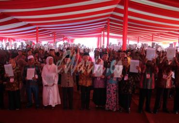 Sumringah, puluhan tahun menanti akhirnya ratusan warga Kampung Nelayan terima sertifikat.
