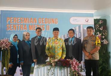 Gubernur Bengkulu berswafoto bersama Direksi RS.Tiara Sella.