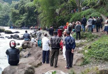 Bus Sriwijaya masuk jurang, terlihat kepolisian, Tim Basarnas dan relawan lakukan evakuasi korban masih dilakukan, Selasa (24/12).