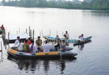 Prosesi Kenduri Tebat di Obek Wisata Danau Dendam Tak Sudah. Minggu (29/12).