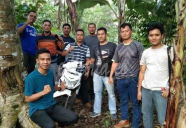 Anggota menemukan sepeda motor korban pembegalan di tengah kebun pisang.