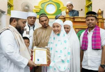Keluarga Tina, Mualaf satu keluarga mendapatkan bantuan sedekah Walikota, Wawali dan jamaah sholat Subuh.