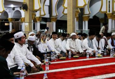 Gubernur Bengkulu Rohidin Mersyah saat hadir pada Tabligh Akbar Dalam Rangka Menyambut Tahun Baru Miladiyah 2020, di Masjid Raya Baitul Izzah Bengkulu, Selasa (31/12) malam.