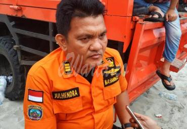 Kepala Basarnas Bengkulu, Julhendra saat memberikan keterangan kepada awak media.