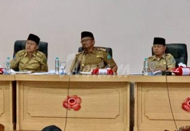 Sesda pimpin rapat evaluasi pencapaian dana Lurah dan Camat, di Ruang Hidayah kantor Walikota Bengkulu. Selasa (7/01/2020).