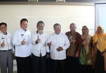 Berfoto bersama