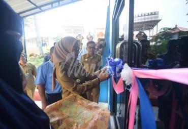 Pemotongan pita oleh Bupati Luwu Utara, Indah P Indriani.
