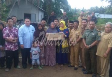 Bupati Choirul Huda menyerahkan bantuan logistik dan sembako kepada korban terdampak banjir dan kebakaran di Desa Rawa Mulya, Senin (13/1/2020).