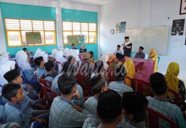 Gubernur Bengkulu Rohidin Mersyah meninjau pembangunan gedung Madrasah Aliyah Mambaul 'Ulum, Yayasan Al - Muttaqim,  di Desa Harapan Makmur, Kecamatan Pondok Kubang, Kabupaten Bengkulu Tengah, Selasa  (14/1/2020).