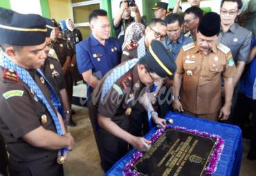 Penandatanganan prasasti oleh Kajati Bengkulu.
