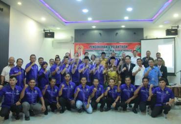 Gubernur berswafoto bersama pengurus PTMSI.