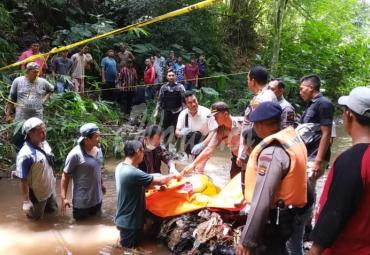 Penemuan tulang belulang diduga siswi cantik SMAN 2 Curup ditemukan dalam karung di seputaran sungai air merah oleh Tim Gabungan dan Relawan.