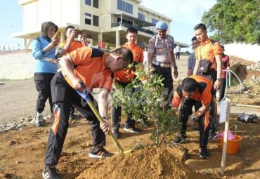 Kapolda lakukan penanaman penghijauan bersama pejabat utama Polda Bengkulu.