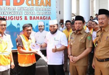 Walikota Bengkulu H. Helmi Hasan, SE didampingi Wakil Walikota luncurkan HD Clean. 