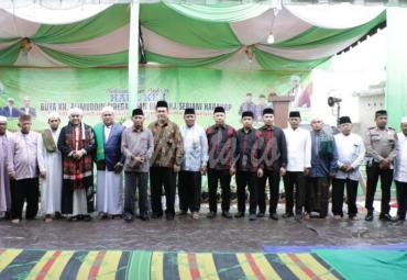 Bupati, Sekda, Pengurus Pondok pesantren dan kepala OPD Breswafoto bersama.