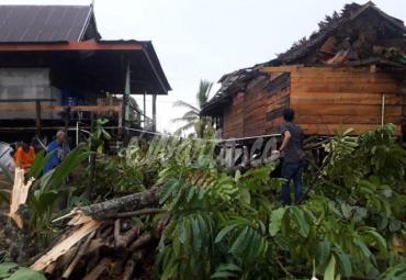 Salah satu rumah warga yang terkena angin puting beliug.
