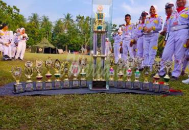 Siswa peserta Jambore foto bersama dengan menunjukan prestasi dan piala penghargaan.