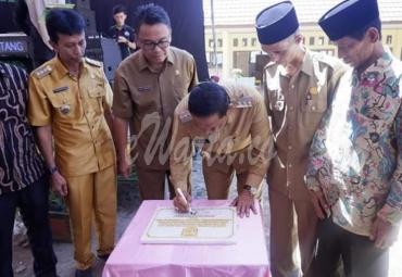 Bupati Mian tanda tangani berita acara peresmian SD 228 di Datar Macang Kecamatan Air Besi, Bengkulu Utara.