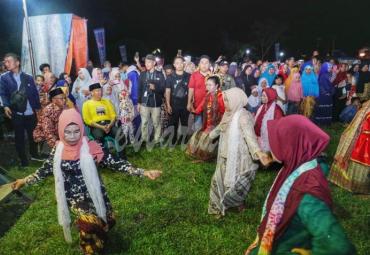 Tari Gandai berasal dari kata gando yang berarti ganda atau berpasangan, kesenian asli dari masyarakat suku Pekal, pada zaman dahulu masyarakat pekal berkumpul, bersukacita, menari, dan berbalas pantun