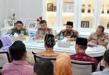 Kapolda Bengkulu Irjen.Pol Supratman hadir langsung dalam rapat pembahasan permasalahan yang terjadi di pasar panorama di kantor Walikota Bengkulu, Kamis (27/2/20) bersama Wakil Walikota Bengkulu Dedy Wahyudi.