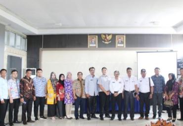 Sosialisasi Internet masuk Desa di akhiri dengan berfoto bersama.