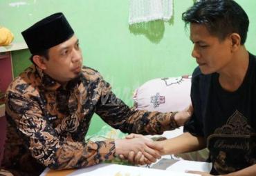 Dedy Wahyudi bersama Baznas Kota Bengkulu menjemput warga Kelurahan Penurunan, Kecamatan Ratu Samban, Mulyadi Bachtiar atau akrab disapa Dang Leman yang mengalami sakit komplikasi