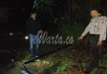 Petugas saat melakukan olah Tempat Kejadian Perkara.