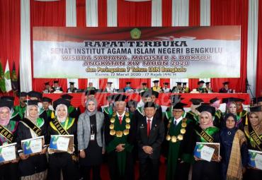 Wisudawan berswafoto bersama Senat, Rektor dan Sekda provinsi Bengkulu.