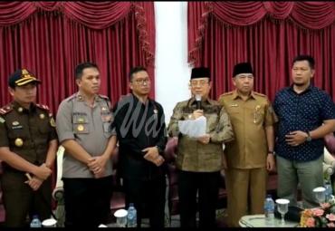 Bupati Seluma bersama Pimpinan dewan dan FKPD saat melaksanakan jumpa pers pada Senin (16/02/20).
