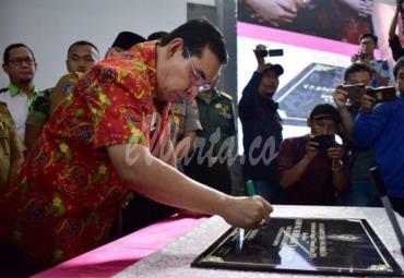 Peresmian Gedung Serba Guna ditandai dengan penandatanganan prasasti.