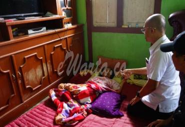 Bupati Bengkulu Selatan, Gusnan Mulyadi saat membesuk warga sakit di Kecamatan Kedurang Ilir, Kamis (05/2/20).
