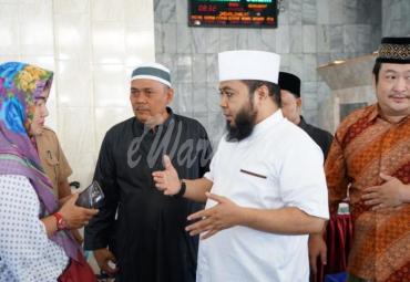 Walikota Bengkulu Helmi Hasan beserta Kepala Badan Amil Zakat Nasional (Baznas) Kota Bengkulu Habib Abdulrahman Alkaf menjadi saksi bagi Thomas yang mengikrarkan diri menjadi mualaf d