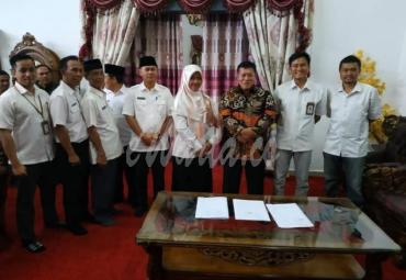 Bupati Choirul Huda berfoto bersama usai melaksanakan Teken MoU bersama PT. PLN, Rabu (11/03/20).
