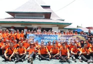 Bhakti sosial Polda Bengkulu gelar bersih-bersih dan penyemprotan cairan desinfektan di sejumlah rumah ibadah, Masjid dan Gereja.