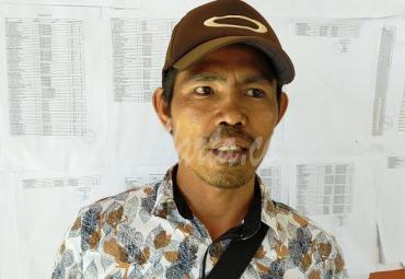 Salah satu warga yang melakukan protes ke KPU Kabupaten Seluma.