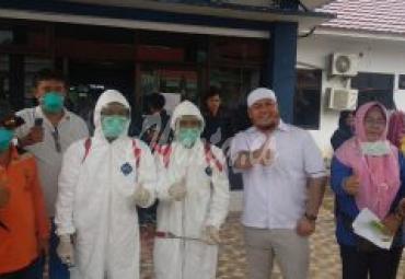 Tim medis Dinas Kesehatan kota Bengkulu saat melakukam penyemprotan Desinfektan ke sejumlah perkantoran OPD. 