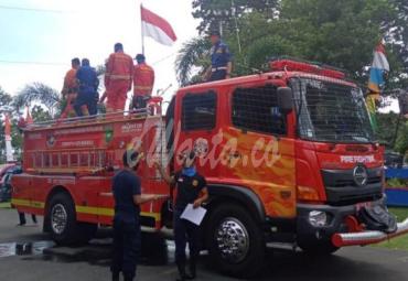 Satu armada mobil Damkar lakukan penyemprotan desinfektan ke sejumlah fasilitas umum.