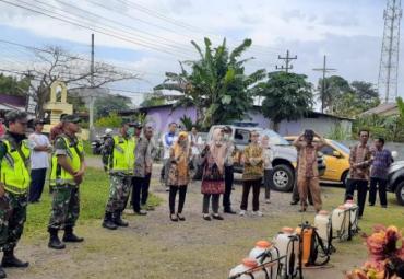 Petugas gabungan sedang persiapan lakukan penyemprotan desinfektan.