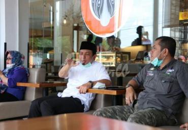 Dedy mewakili Helmi Hasan dalam pertemuan dengan pihak PT Dwisaha Tigadi itu yakni Johanes dan Zulkifli Ishak minta kebijakan pihak manajemen PT Dwisaha Tigadi