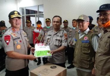 Kapolda pada saat menyerahkan bantuan Alat Pelindung Diri (APD) untuk para tenaga medis yang sedang menangani kasus pandemi Covid-19.