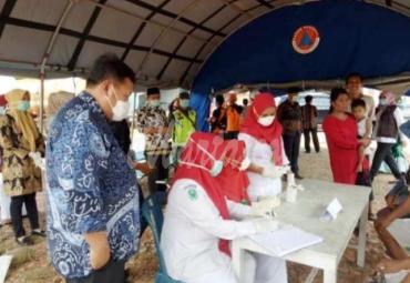 Bupati Mukomuko Choirul Huda saat meninjau posko di perbatasan.