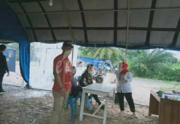 Pengecekan kesehatan oleh petugas medis.