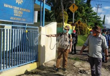 Bundra Jaya turun langsung ikut serta lakukan penyemprotan desinfektan.